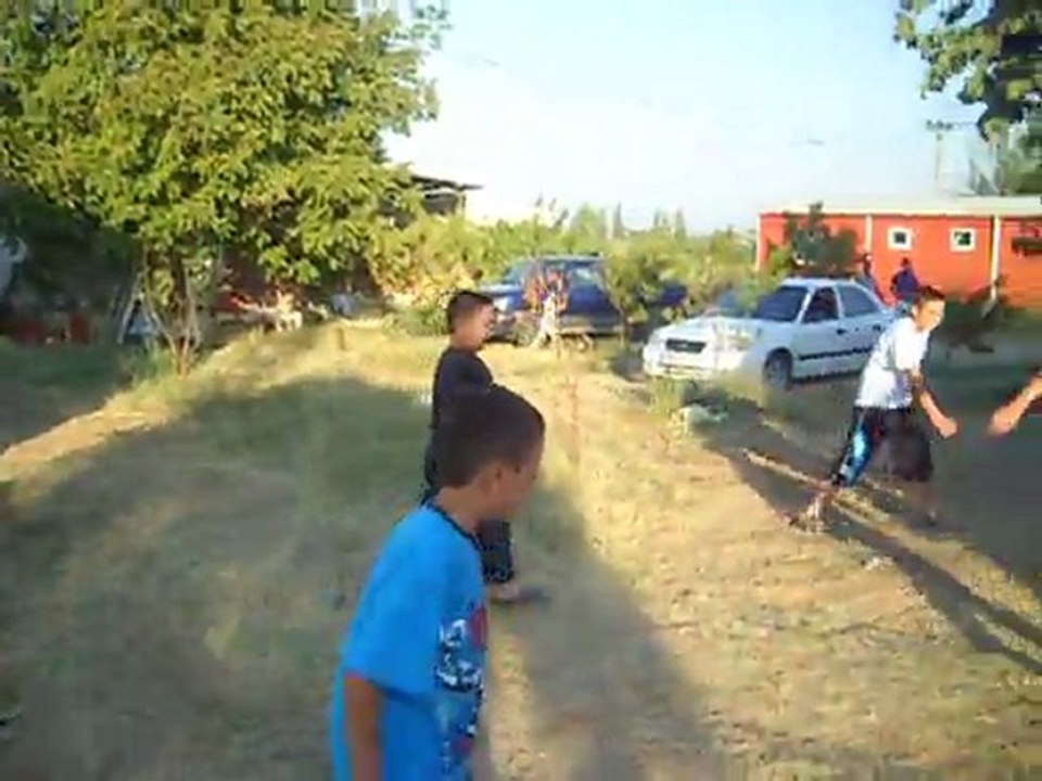 TULUMBADA TOP OYNAYAN ÇOCUKLAR
