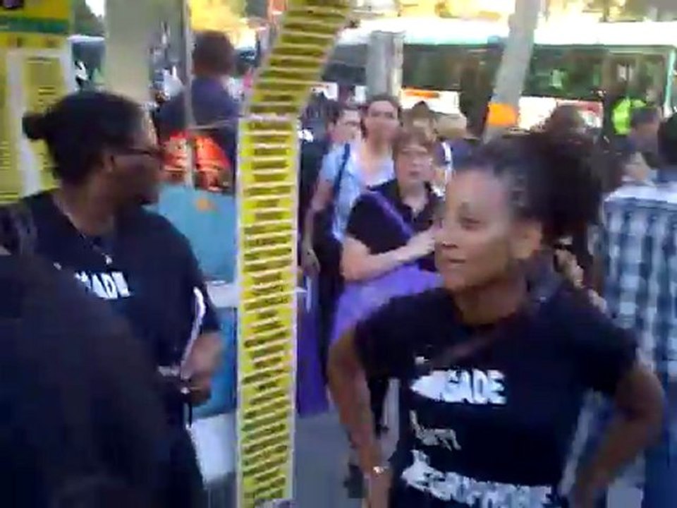 UN COLLECTIF ARME DE T-SHIRTS "ANTI NEGROPHOBIE" ONT FAIT FERMER LE JARDIN DU LUXEMBOURG (30/09//11)