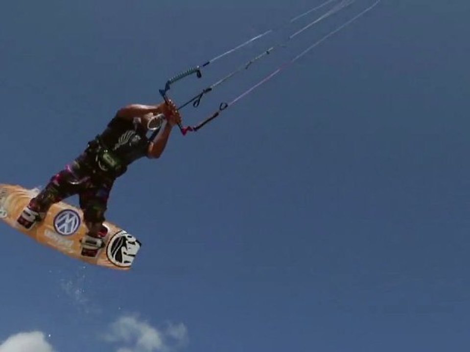 Tout le gratin du kitesurf était réuni pour mettre le feu aux finales sur un spot magique avec des conditions parfaites! Le niveau est très haut et le spectacle assuré par des riders plus engagés que jamais.