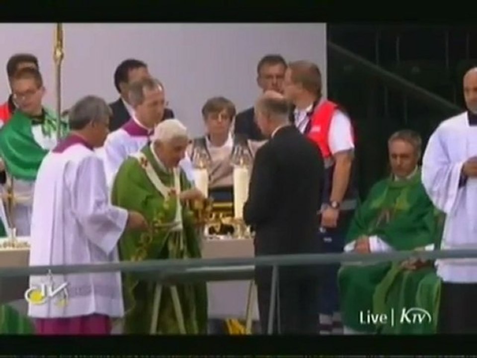 Benoit XVI + communion dans la main