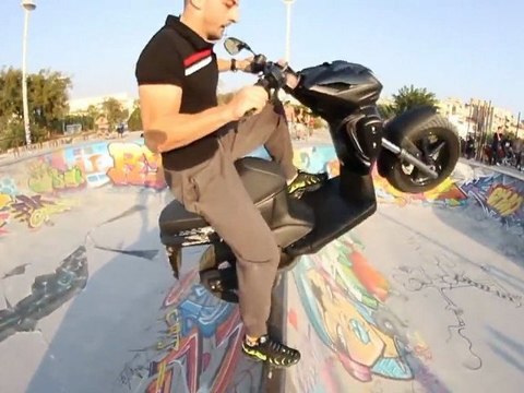 Boulon ride le bowl avec son scooter