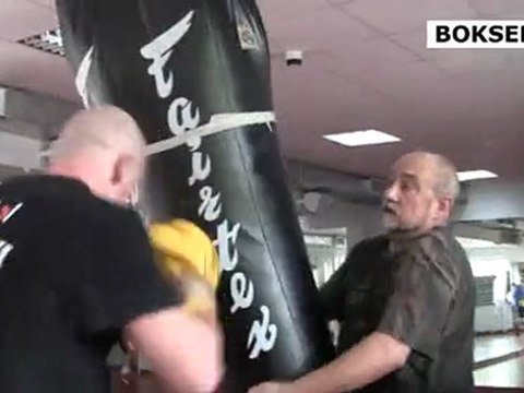 Norbert Dąbrowski - trening na worku bokserskim