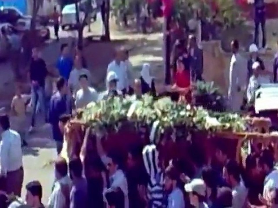 Syrians bury their dead