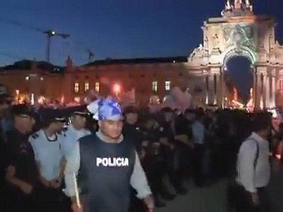 indignés portugais rejoints par des policiers