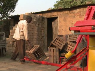 Un homme combat la pauvreté en construisant une maison en terre