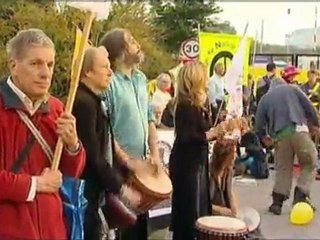 Protesters block access to UK nuclear site