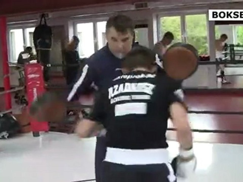 Mateusz Rzadkosz na treningu bokserskim