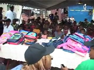 ONG AGOS octroie les trousseaux scolaires aux enfants démunis de Libreville