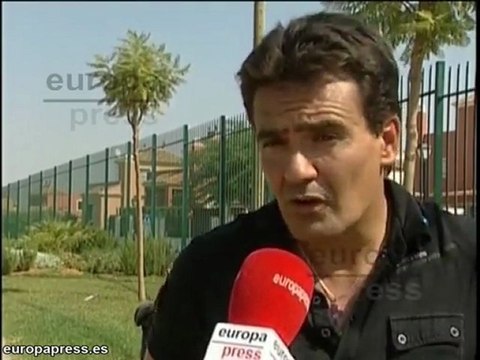 Un sevillano busca el amor pegando carteles