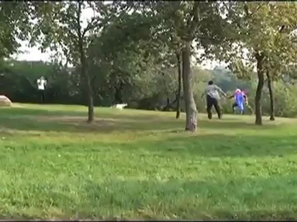 SuperVáclav étale du caca de chien sur son maître