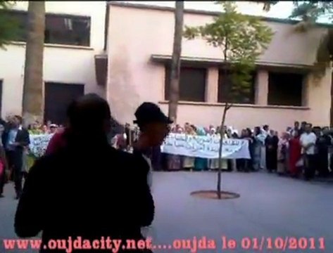 وقفة احتجاجية بمدينة وجدة تطالب باطلاق سراح المستشارين المعتقلين والمحالين على المحكمة الابتدائية بوجدة