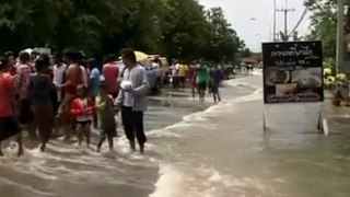 Flood Threatens 400 Yr Old Wat Chai Wattanaram in Ayutthaya