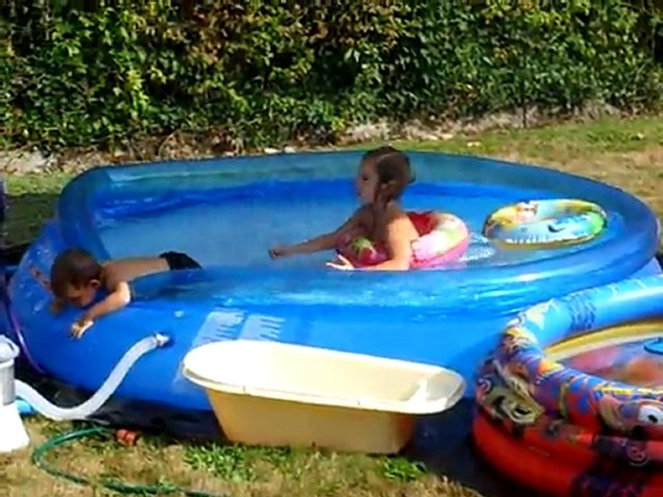 Joan&Lucie ds la piscine tête sous l'eau! 08.11
