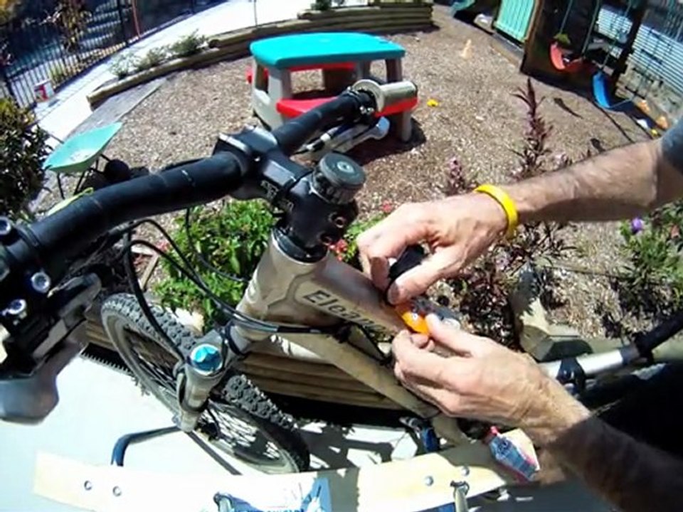Mountain Bike Racing Tip 24 - One-handed Gel Grab