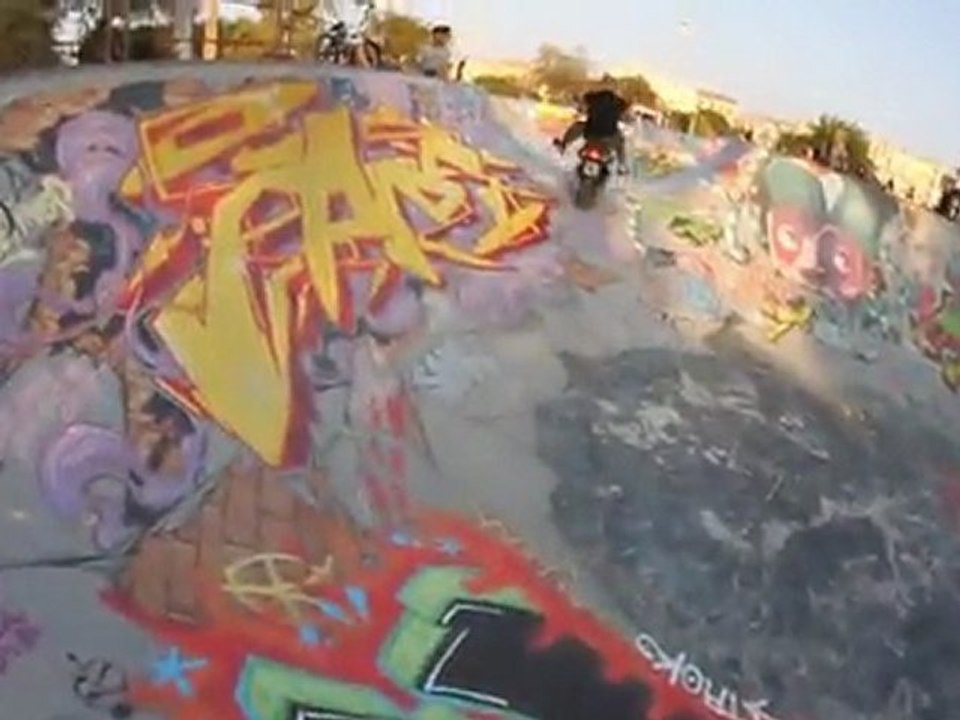 Scooter dans un skatepark