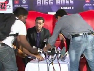 Ra. One Shahrukh Khan Avoids Bigg Boss 5 and Enters KBC 5