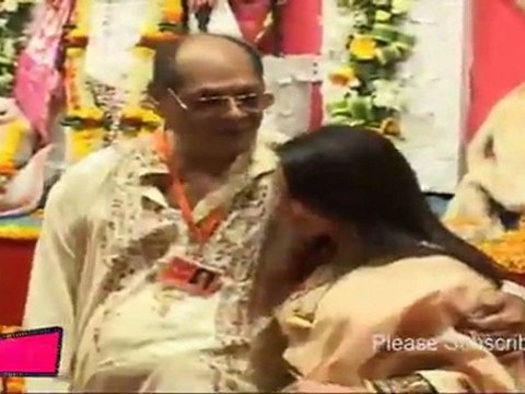 Rani Mukherjee Greets Her Fans At Durga Puja Pandal