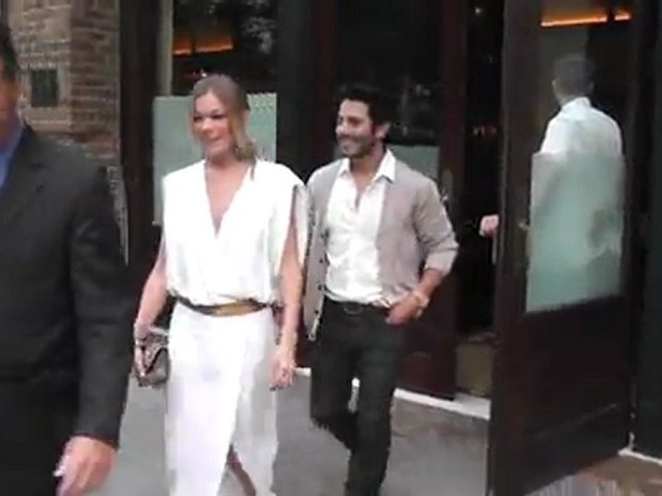Auto rast in LeAnn Rimes Garten