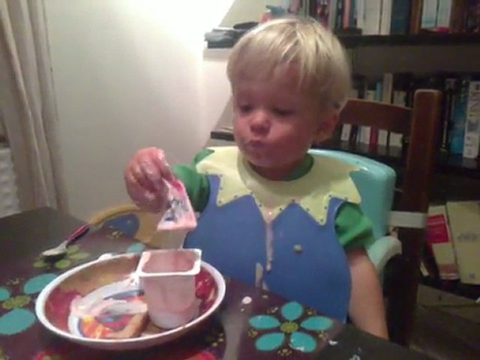 antonin mange son yaourt.MP4