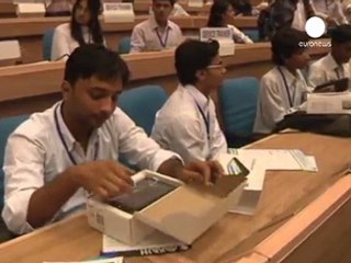 Presentan en la India la tableta electrónica "más...