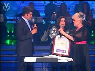 Karina firma el libro de los idolos