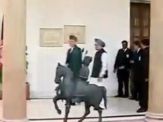 Karzai in India, reaches out to "twin brother" Pakistan