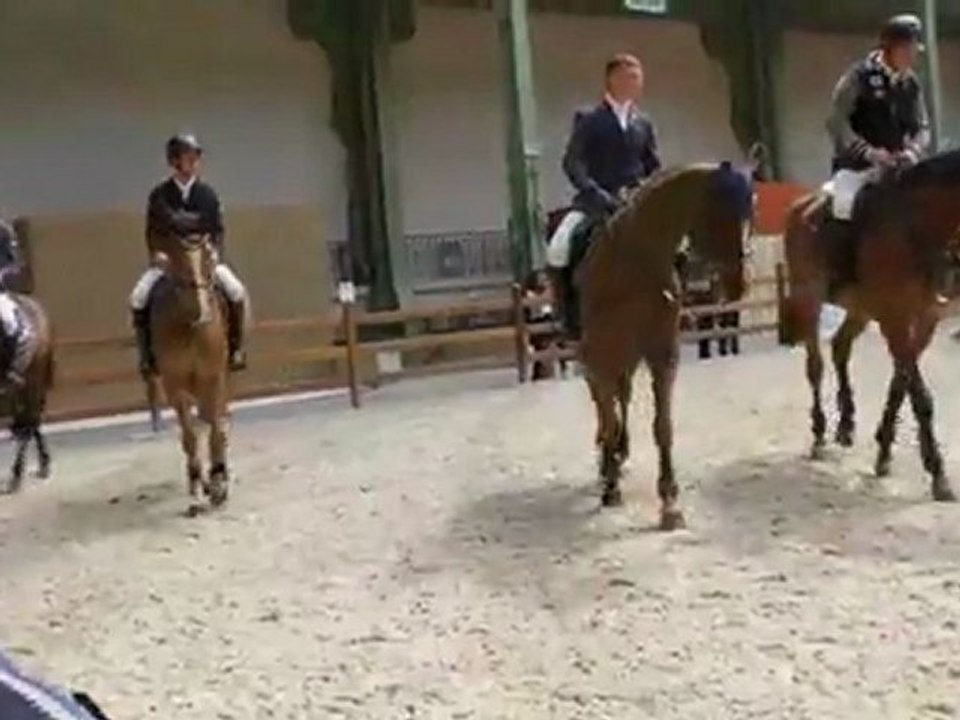 Coulisses de la carrière d'échauffement - Saut Hermès - Equidia