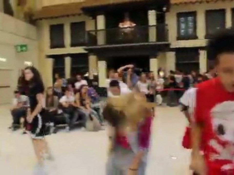 Flash mob Flash Dance Oriocenter Clip 2