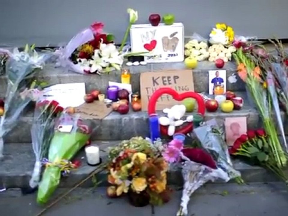 A New York, des fleurs pour Steve Jobs devant les magasins Apple