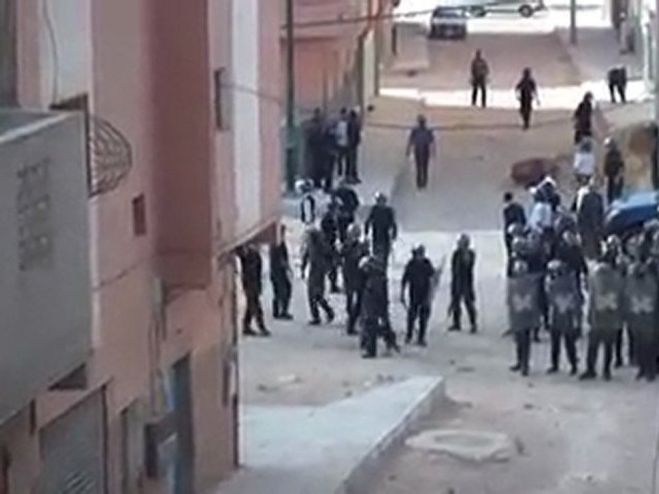 إعتقال إحدى الناسء الصحراويات من أمام منزل الشهيد سعيد دمبر