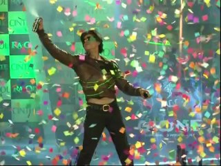 Shahrukh Khan Teaches Chammak Challo To Media - Latest Bollywood News