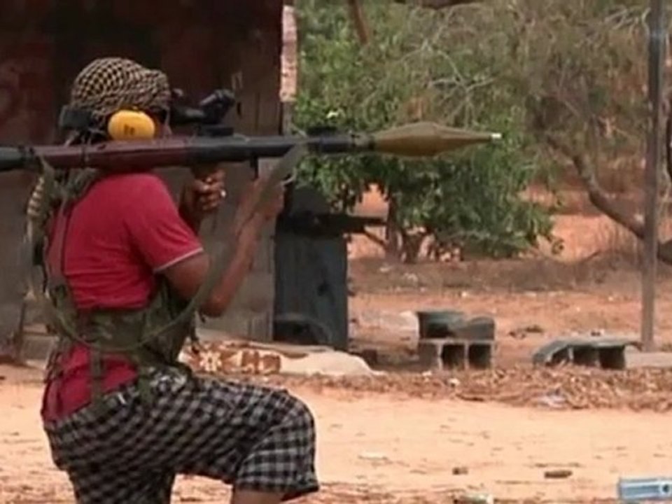 Gaddafi loyalists fight on