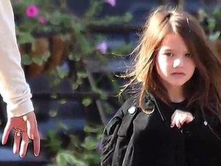 Suri Cruise se cache dans le manteau de sa maman