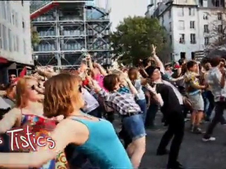 Les Tistics - Paris Beaubourg - MOBILISATION ECLAIR à PARIS - "J'ai un sentiment" des Pois aux Yeux Noirs -(well, Flash Mob from the Tistics, tribute to the Black Eyed Peas ("I've got a feeling")