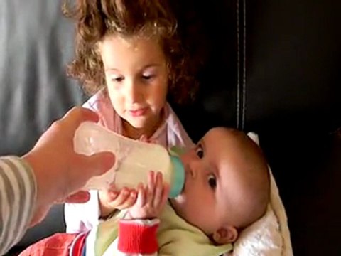 Lyzéa donne le bib à Lorys (07oct11)