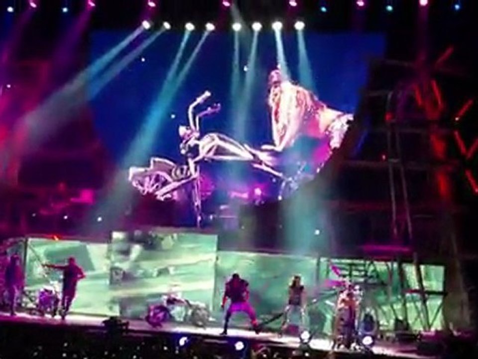 EXTRAIT N°16 BRITNEY SPEARS FEMME FATALE TOUR A PARIS LE 06 OCTOBRE 2011