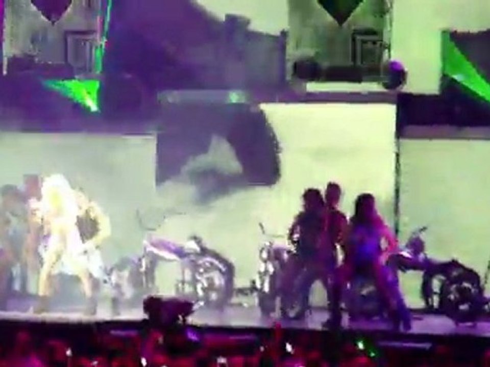 EXTRAIT N°18 BRITNEY SPEARS FEMME FATALE TOUR A PARIS LE 06 OCTOBRE 2011