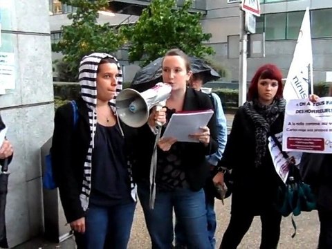 Happening truites devant RMC par Osez le féminisme!