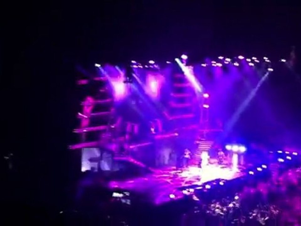 Britney Spears - Womanizer - Bercy le 06/10/2011