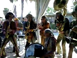 Fanfaronne The Rock joue Kashmir (Led Zeppelin)