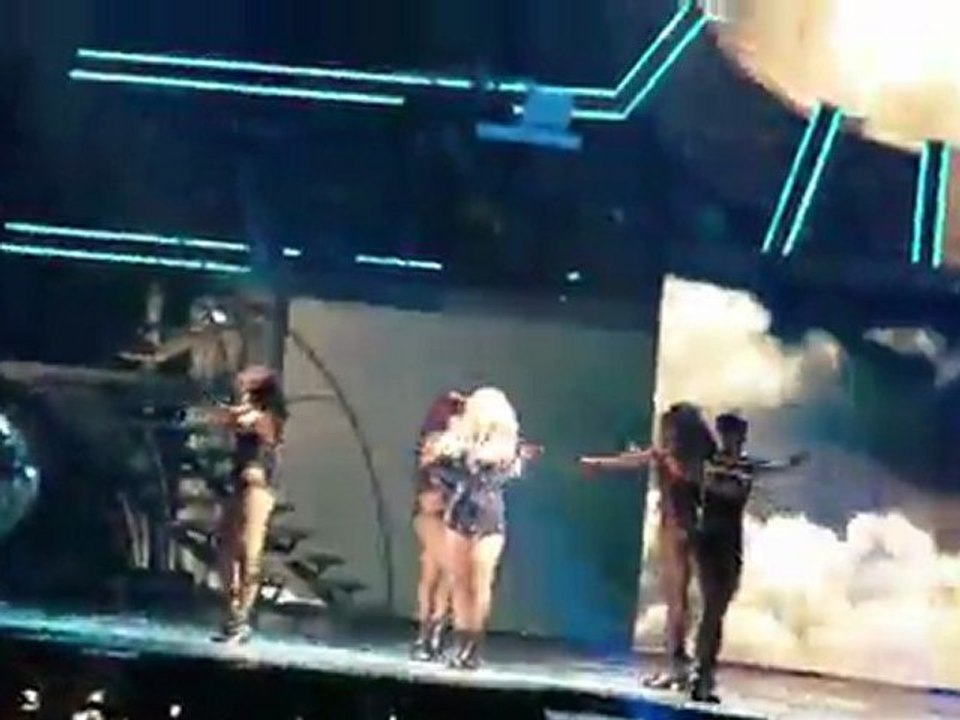 EXTRAIT N°25 BRITNEY SPEARS FEMME FATALE TOUR PARIS LE 06 OCTOBRE 2011