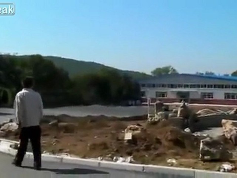Il rentre dans l’hôpital en voiture et détruit tout !