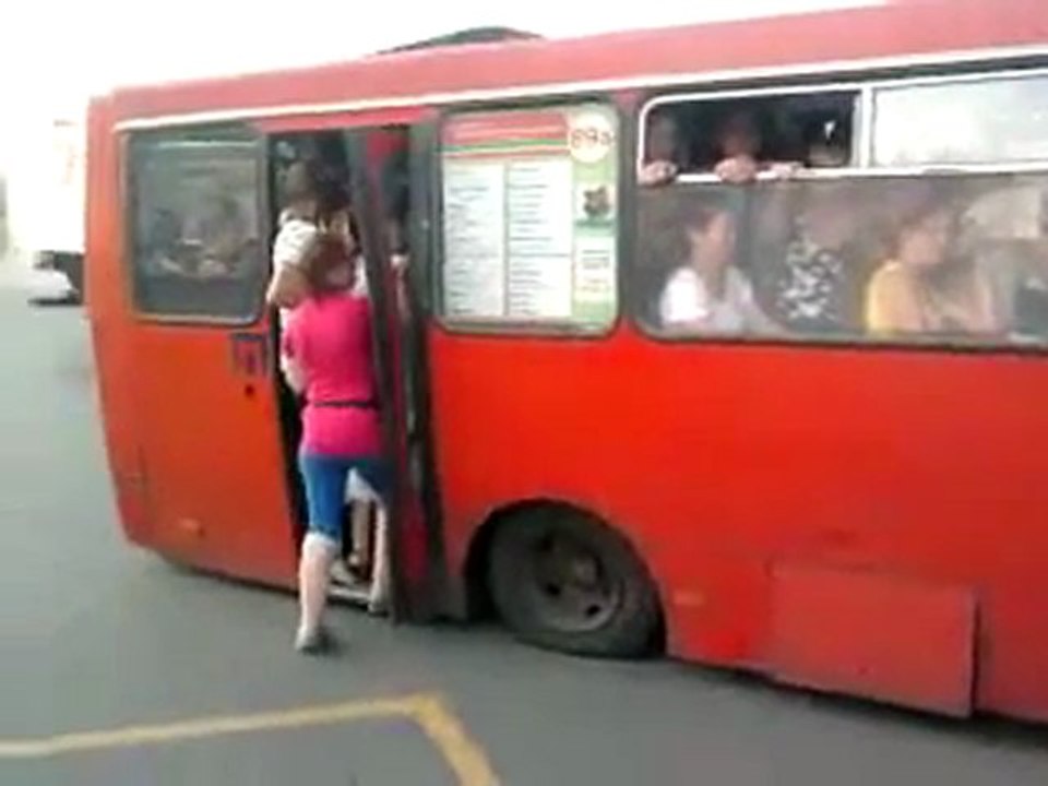 Mädchen Squeezes selbst in überfüllten Bus