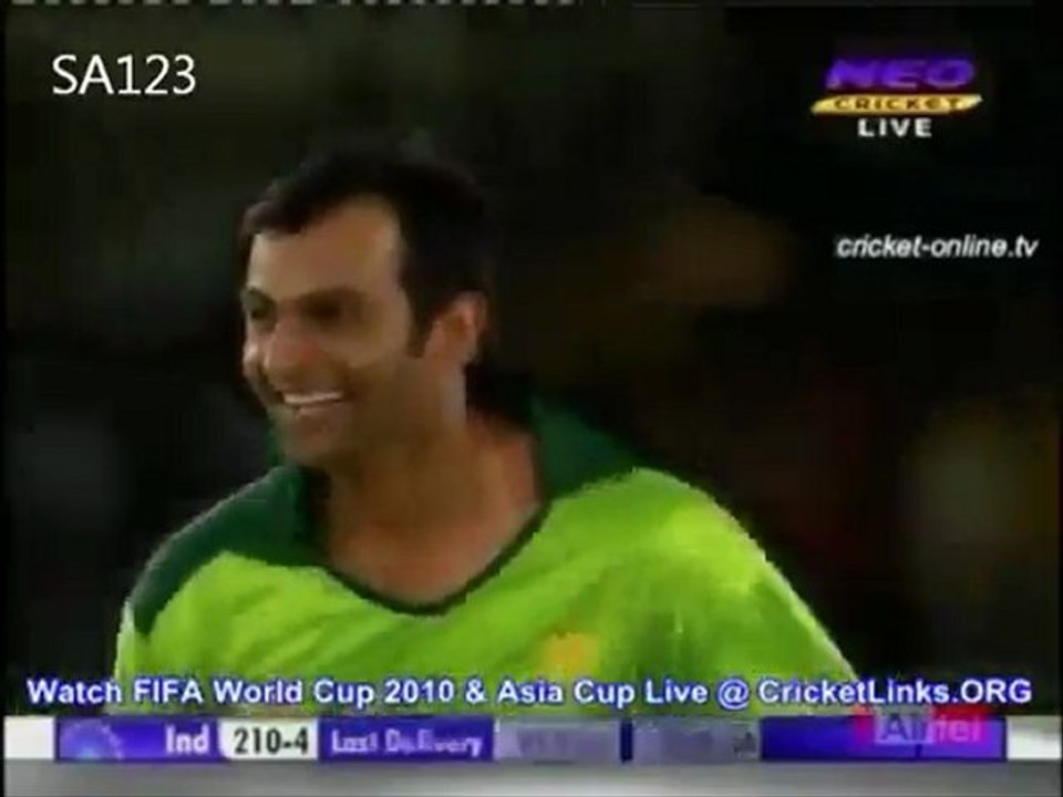 Malik bowls Dhoni!!!!!