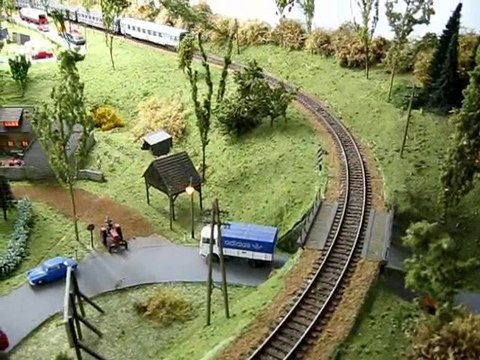 train miniature : Réseau de Gérard : CC 72001 Jouef avec une rame de voitures DEV Inox