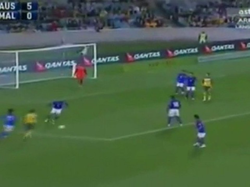 Insolite : il tacle l'arbitre par derrière !