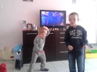 kyllian et noé qui danse