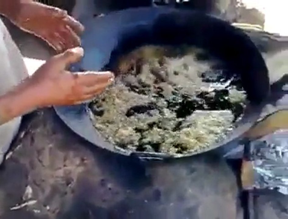 Besmele çekip kızgın yağı avuçladı Afgan İşte