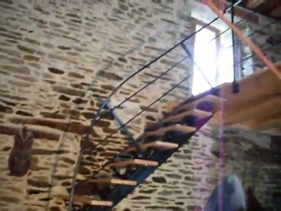 ferronnerie d'argoat pose d'un escalier limon central métal et marches balancées en hêtre