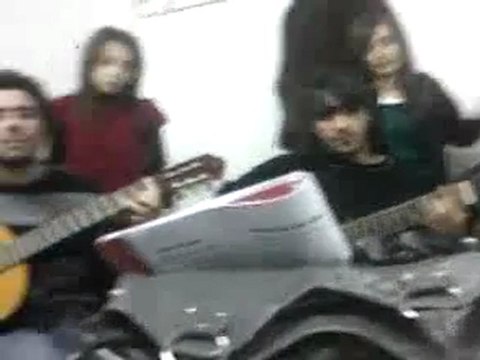 Sağım yalan, solum yalan, giden yalan dönen zaman